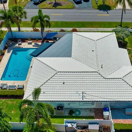 Salt Life Beach Cottage Sleeps 8 Heated Pool